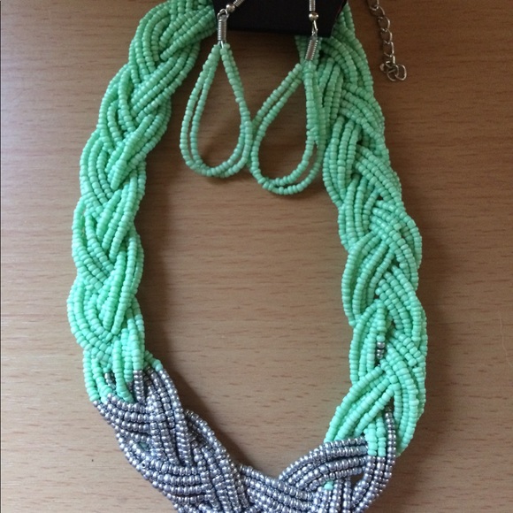 Paparazzi necklace with matching earrings - Picture 1 of 1